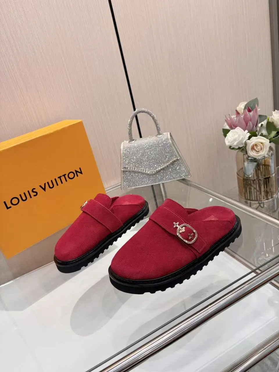 👟👟Ex-factory price 520👟👟 /lv new Baotou half-drag winterbreak comfert flat slippers lv letter and monogram floral embellished leather surface, with sheepskin lining, suitable for indoor and outdoor wear. The water table is made of high-density foam material, which is light and comfortable. The sole has a certain thickness and the heightening effect is also good! Boutique size:35-46